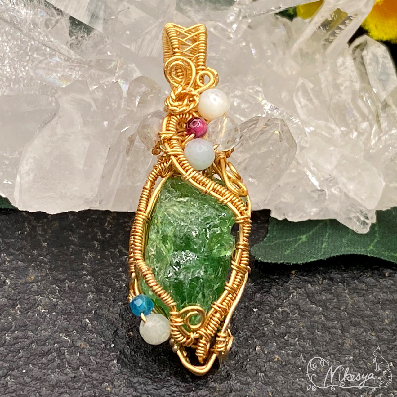 【14kgf】【ワイヤーアクセサリー】ツボライトガーネット原石のペンダントトップ【1点もの】【送料無料】 8,190円