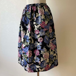 リネン無地とコットン花柄プリントのリバーシブルスカート 黒地 ミモレ丈 フリーサイズ ネイビー 3枚目の画像