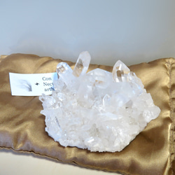 【美しい鉱物標本】浄らかな水晶クラスター／252グラム 1枚目の画像