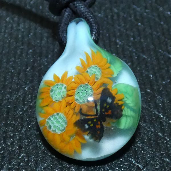 ひまわり咲く、蝶々、ＮＯ.3（ガラス、とんぼ玉、向日葵、ネックレス） 2枚目の画像
