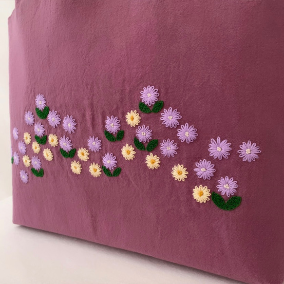 【A4大サイズ】綿麻草花手刺繍トートバッグ･スモークラズベリー【くが屋】 2枚目の画像