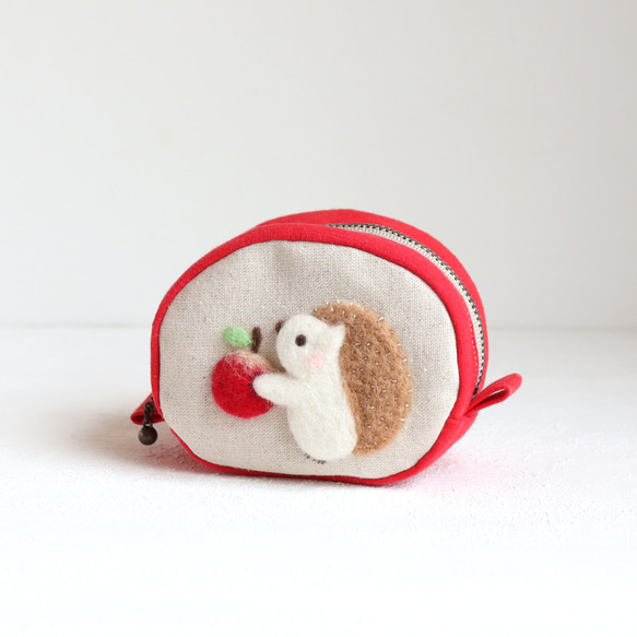 ふわふわハリネズミさんの羊毛フェルト刺繍(オーバルミニポーチ ふわふわハリネズミさんの羊毛フェルト刺繍(オーバルミニポーチ