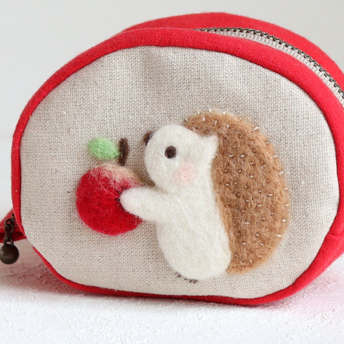 ふわふわハリネズミさんの羊毛フェルト刺繍（オーバルミニポーチ