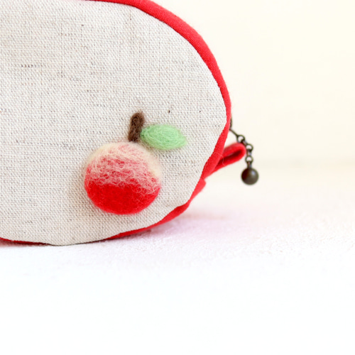 ふわふわハリネズミさんの羊毛フェルト刺繍（オーバルミニポーチ