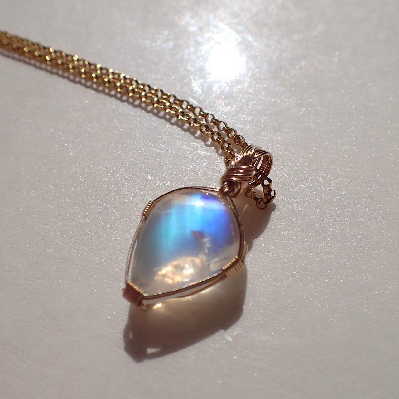 女神巻き®︎レインボームーンストーンのペンダントトップ