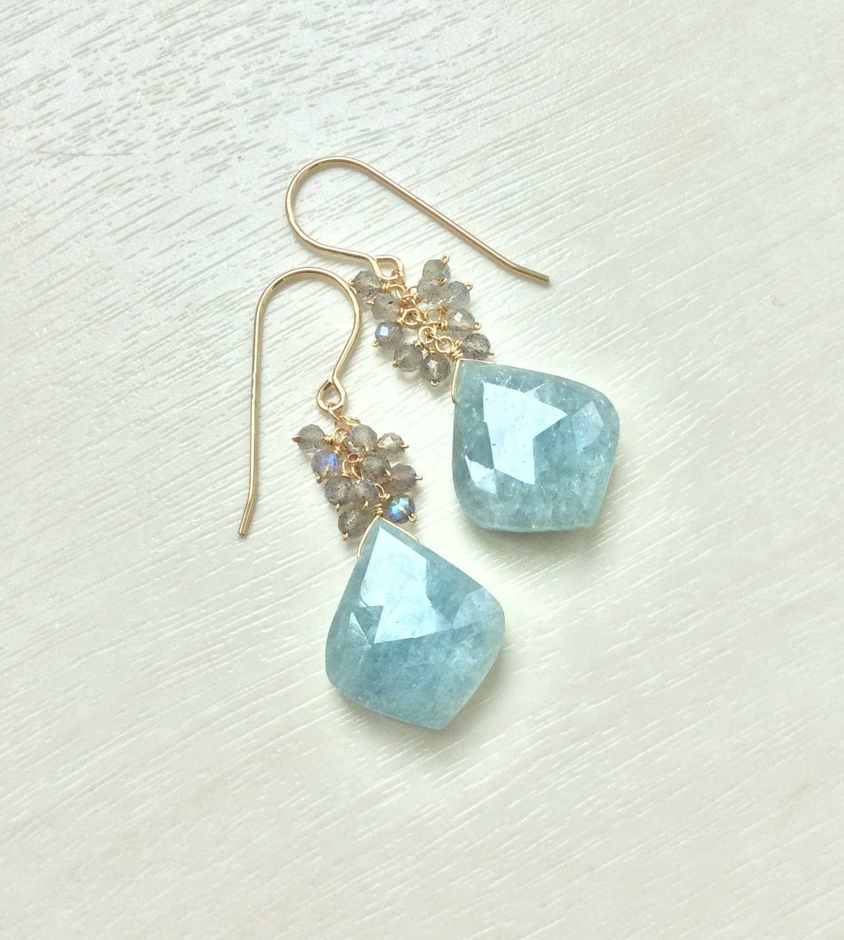 14kgf ミルキーアクアマリンとラブラドライトのふさふさピアス