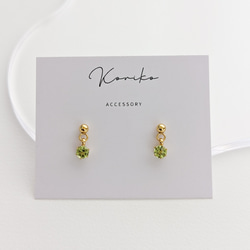 ペリドットの揺れる一粒ピアス ４ｍｍ　８月誕生石　小ぶり　小さい　サージカルステンレス　金アレ対応　つけっぱなしOK 2枚目の画像