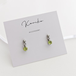 ペリドットの揺れる一粒ピアス ４ｍｍ　８月誕生石　小ぶり　小さい　サージカルステンレス　金アレ対応　つけっぱなしOK 6枚目の画像