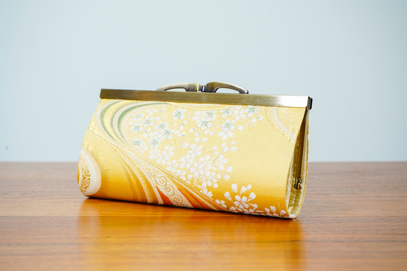 上品な金襴織物でがま口長財布✼流水に桜(黄色)＊優しいイエロー 1枚目の画像