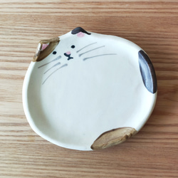ぼんやり三毛猫の小皿 1枚目の画像