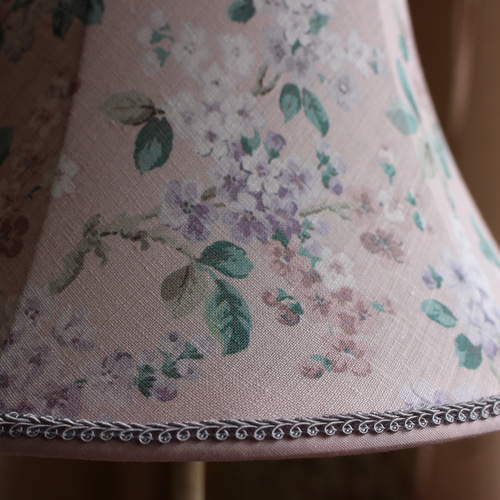 ヨーロッパ輸入　メタル&リネン使用　『ラメ入りシェードテーブルランプ』　シルバー ヨーロッパ輸入 メタル&リネン使用 『ラメ入りシェードテーブルランプ