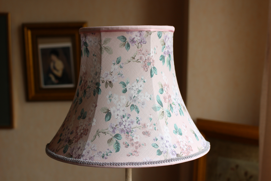 ヨーロッパ輸入　メタル&リネン使用　『ラメ入りシェードテーブルランプ』　シルバー ヨーロッパ輸入メタル&リネン使用『ラメ入りシェードテーブル