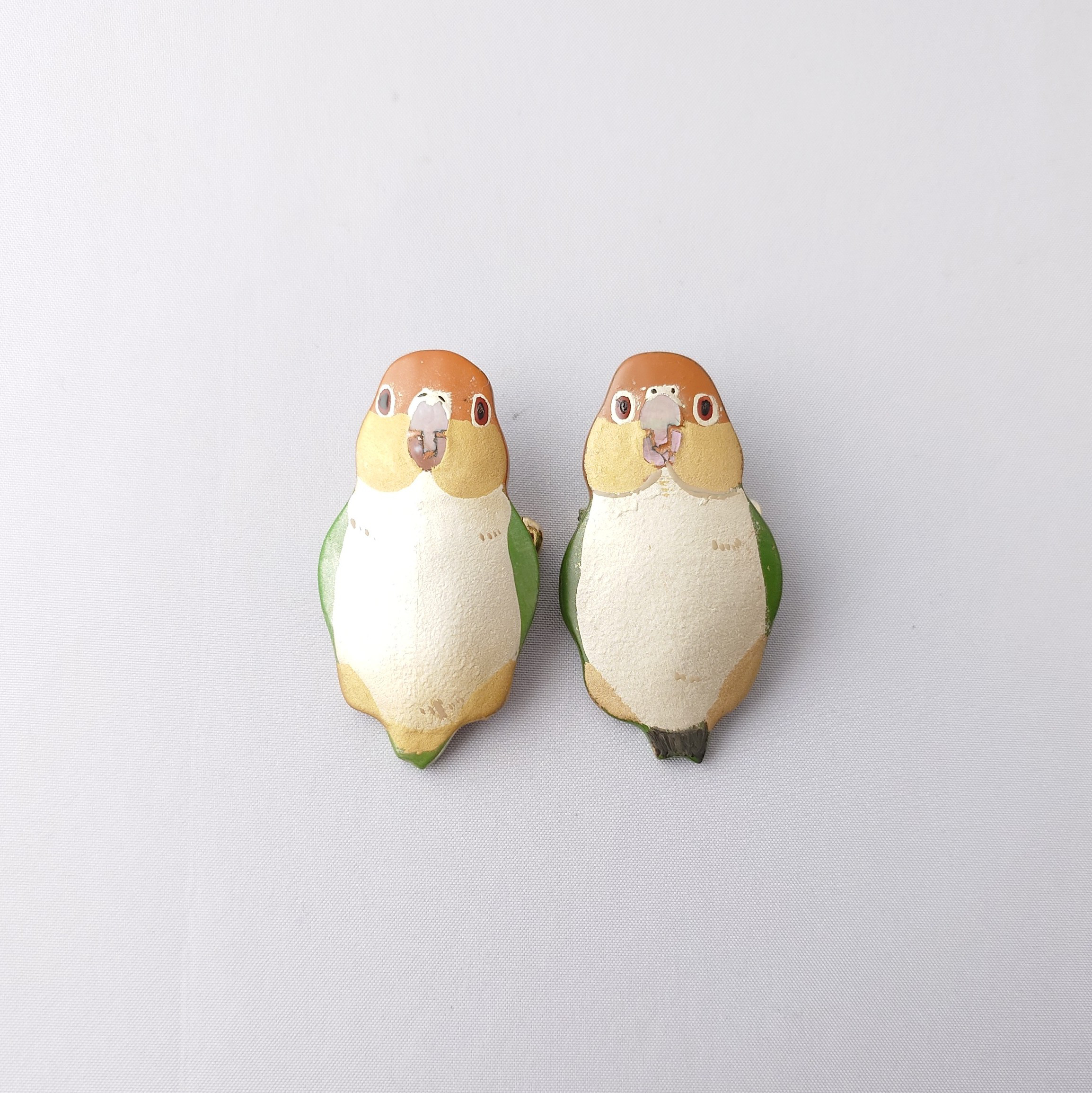 シロハラインコ(正面) 漆ブローチ
