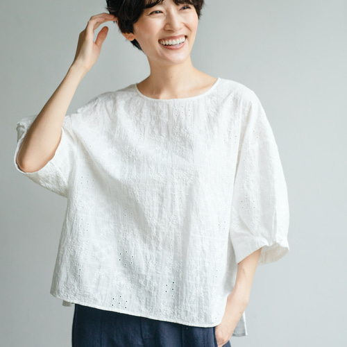 ふんわり パフスリーブ 花柄刺繍ブラウス コットン 5分袖 230509