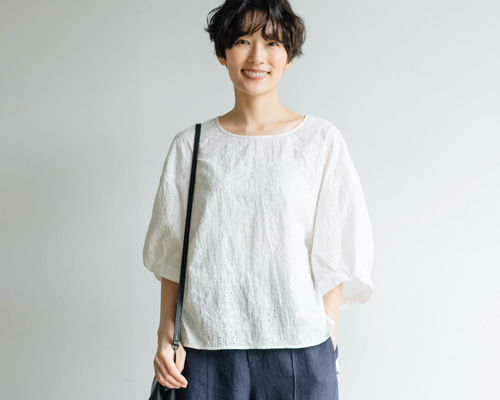 Yuka　Lサイズ ブラウス パフスリーブ チェリー 刺繍 ブラック 8193_1.jpg