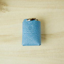 爽やかなナチュラルブルーのスパンコールの型押しが華やかな　バケットスマートキーケース　 2枚目の画像