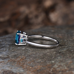 ユニークな 6 月の誕生石アレキサンドライト婚約指輪カラーチェンジスリーストーンリングブライダルジュエリー記念日ギフト 2枚目の画像