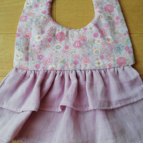 ダブルフリルのワンピーススタイ♥ピンクのお花 スタイ・よだれかけ  