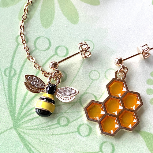 イヤーカフにも出来るお花と蜂とハニカムのピアス （ハチ 蜂の巣