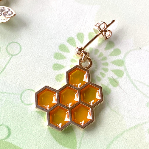 イヤーカフにも出来るお花と蜂とハニカムのピアス （ハチ 蜂の巣