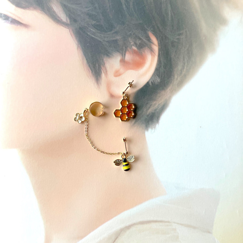 イヤーカフにも出来るお花と蜂とハニカムのピアス （ハチ 蜂の巣