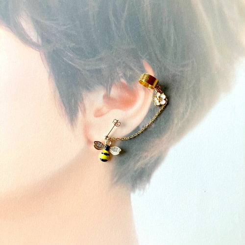 イヤーカフにも出来るお花と蜂とハニカムのピアス （ハチ 蜂の巣