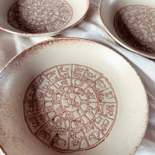 龍神 龍体文字フトマニ図 陶器 縁起物 飾皿 風水 金書き 手書き 龍神 龍体文字フトマニ図 陶器 縁起物 飾皿 風水 金書き 手書き