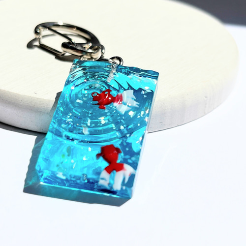 【813】金魚のチャーム／キーホルダー／レジン 金魚の波紋キーホルダー / レジン / 和風 / 浴衣 / 波 / 涼しげ