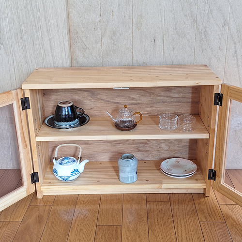 ハンドメイド家具 奥行きが狭くてレトロな雰囲気のする収納箱・食器棚