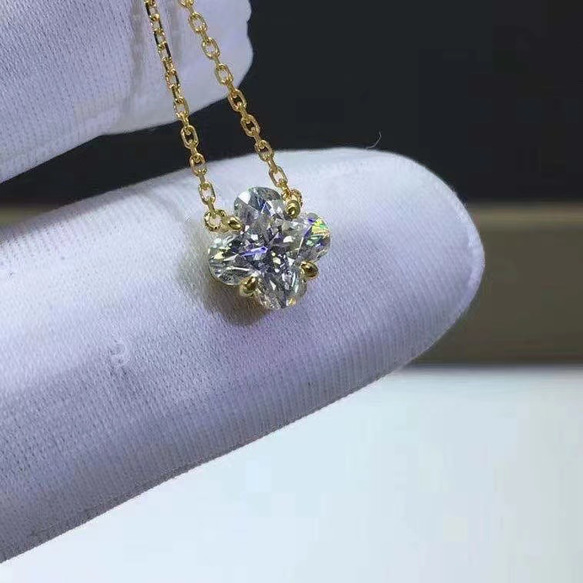 newデザイン】可愛いクローバー モアサナイト ピアス K18YG