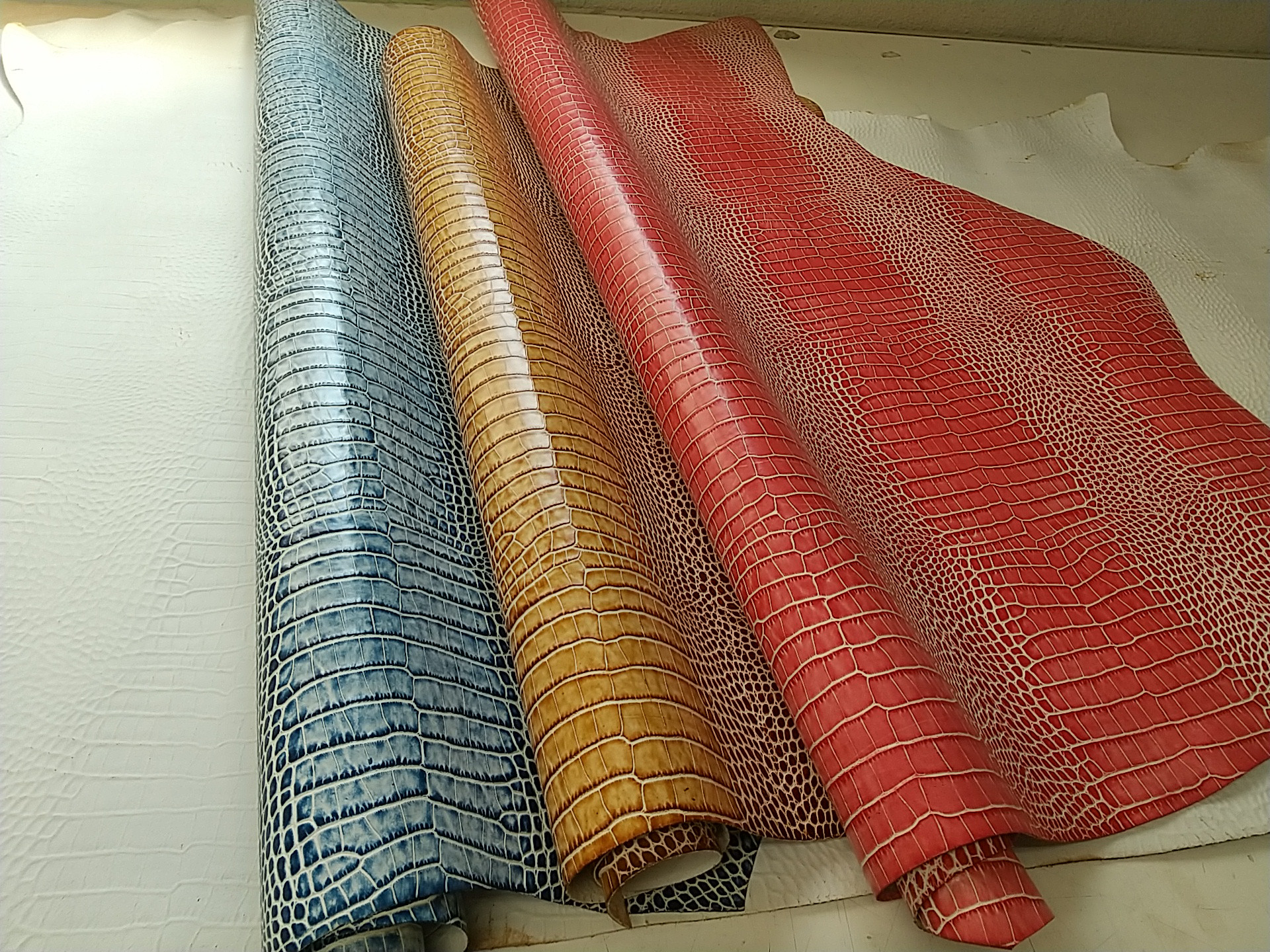 最後の出品　イタリア ONDA VERDE 社 ワニ型押し 大きさ128デシ程度　1.0㎜～1.2mm程度