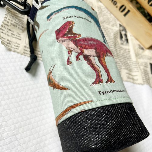 お出かけしたい季節に大活躍！680mlが入るペットボトルカバー