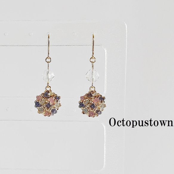 初夏を彩る花 紫陽花とダイヤカット水晶のピアス（天然石/ゴールドカラー） 1枚目の画像