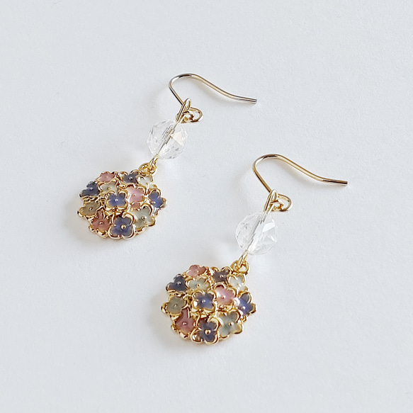 初夏を彩る花 紫陽花とダイヤカット水晶のピアス（天然石/ゴールドカラー） 2枚目の画像