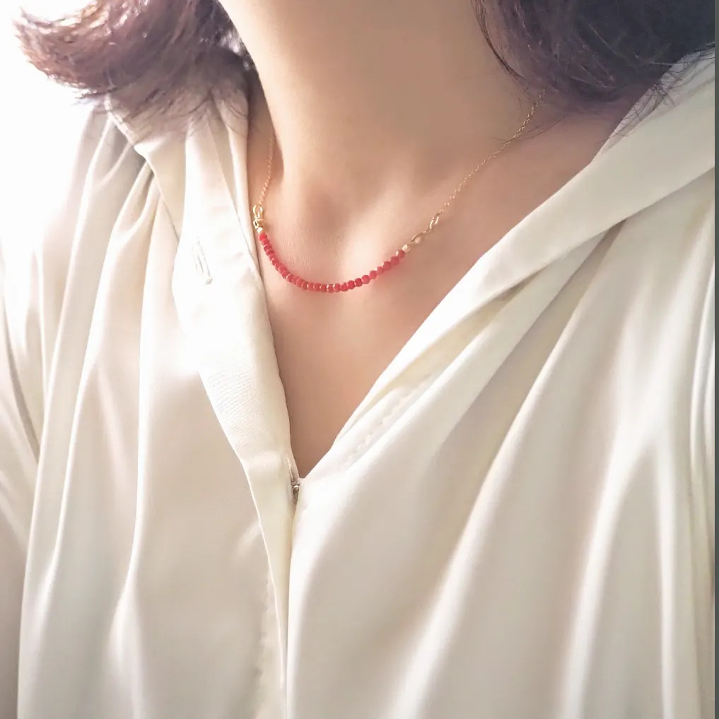 《赤珊瑚ビーズのラインネックレス》
