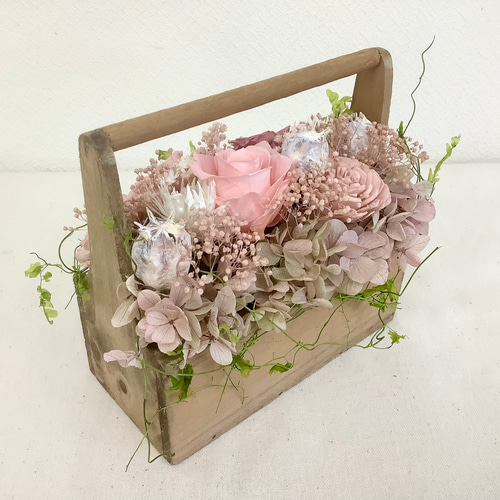 アンティーク仕上げの木箱のバラのアレンジ プリザーブドフラワー