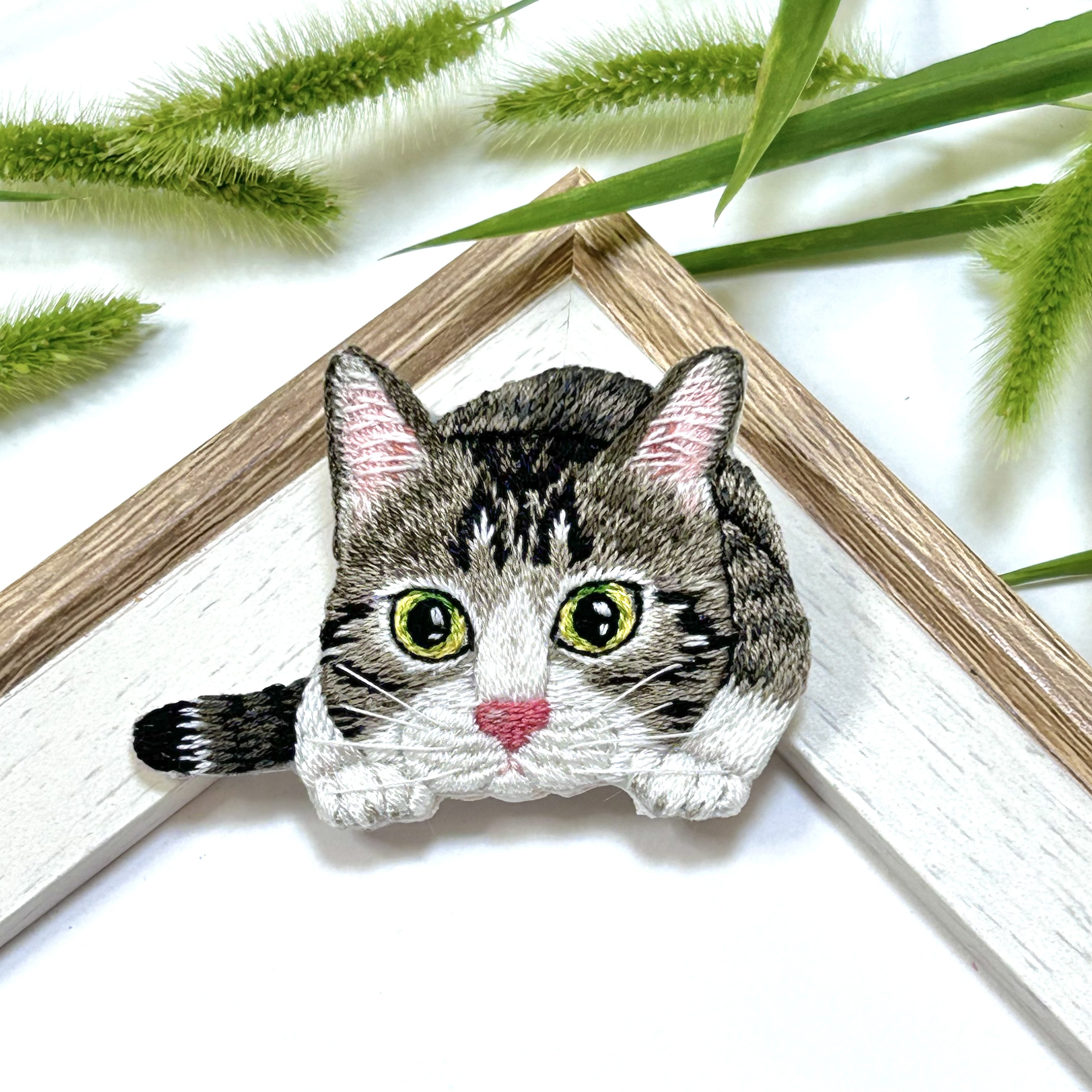 ねこのこどもたち 紫陽花のキジ白ちゃん ＊ ハンドメイド 猫ブローチ  