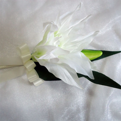 白ユリの花があふれるラウンドブーケ 送料無料！結婚式・披露宴・前撮り・リゾート婚・トスブーケにも　ブーケスタンド付き 5枚目の画像