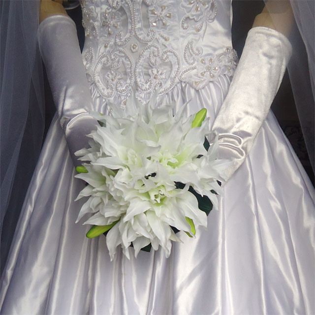 白ユリの花があふれるラウンドブーケ 送料無料！結婚式・披露宴・前撮り・リゾート婚・トスブーケにも　ブーケスタンド付き