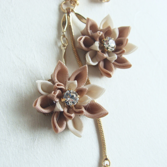 Three Floral Asymmetrical Earrings , Champagne Gold × Ivory 第5張的照片