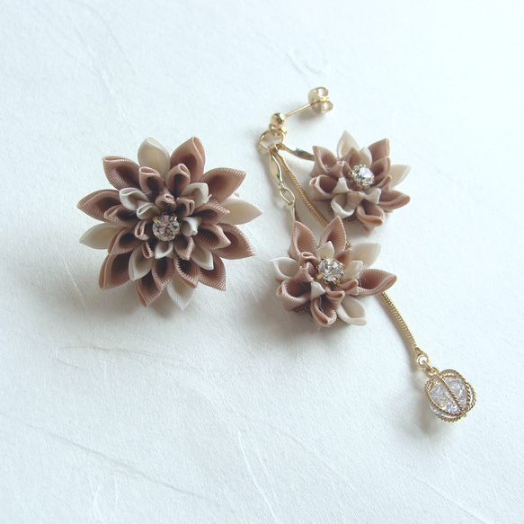 Three Floral Asymmetrical Earrings , Champagne Gold × Ivory 第1張的照片