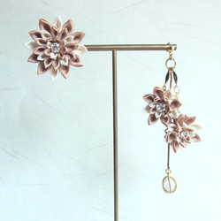 Three Floral Asymmetrical Earrings , Champagne Gold × Ivory 第2張的照片