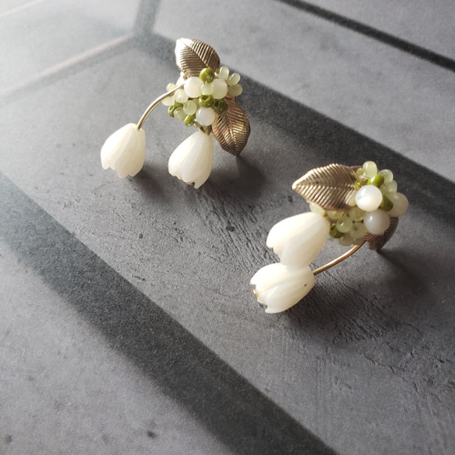 白いお花の可愛いピアス ピアス（スタッド・一粒） mokkamokka
