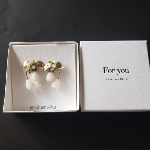 白いお花の可愛いピアス ピアス（スタッド・一粒） mokkamokka