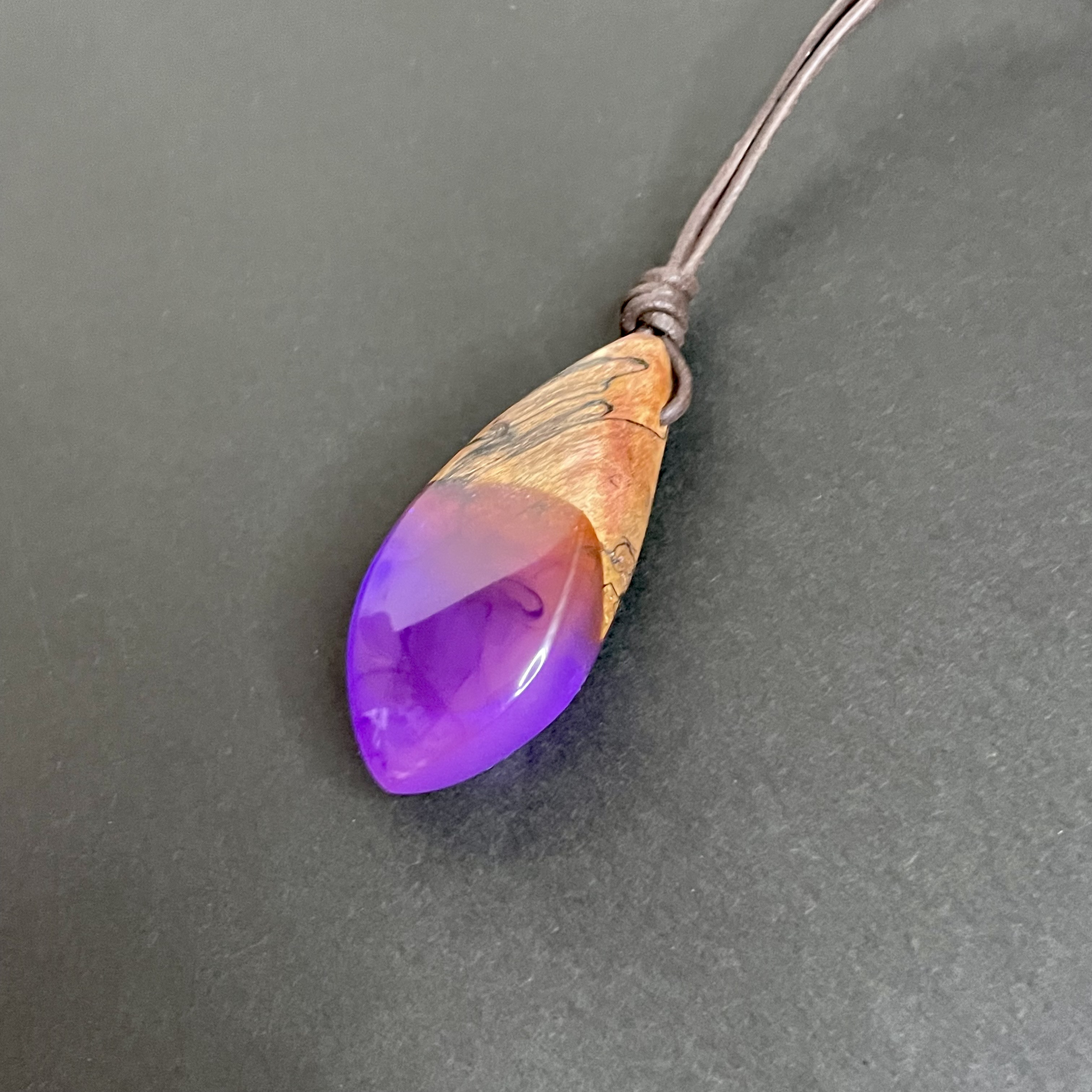 ウッドとレジンペンダント　スポルテッドウッド