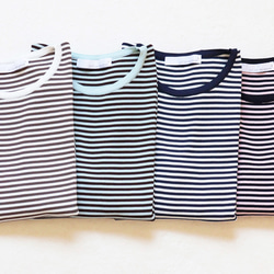 【可搭配多種服裝！ ] 細邊彈性四分袖套頭衫 [藍色 x 深棕色] 第13張的照片