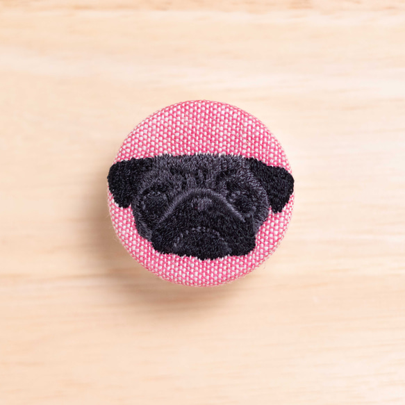 パグ・ブラックの刺繍くるみブローチ (赤) 1枚目の画像