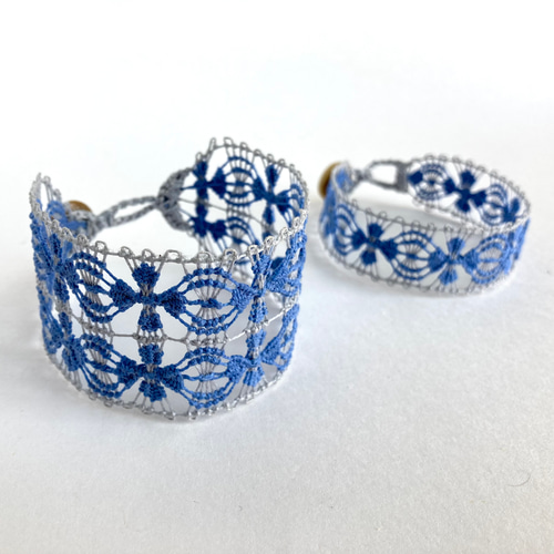 糸のブレスレット ブルーxグレー お花エスニック刺繍 ニャンドゥティ