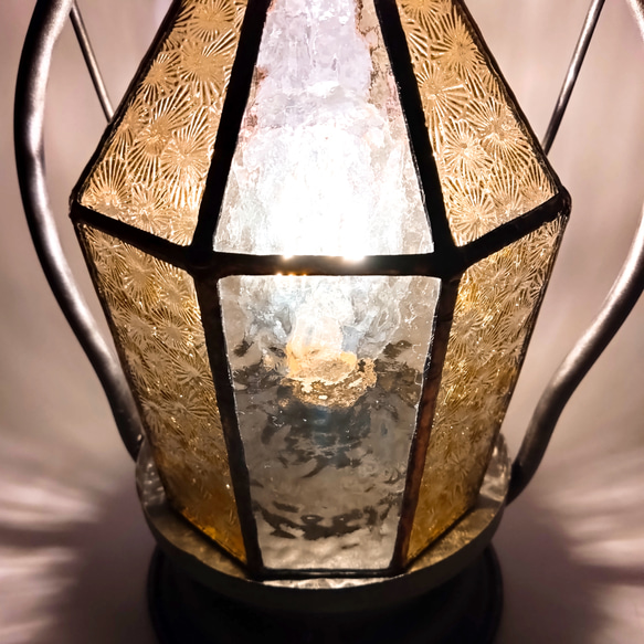 ステンドグラスランプ・魔女の瞳/黄色い小花　アンティーク調・魔法のテーブルライト　LEDライト/LEDランタン　受注制作 4枚目の画像