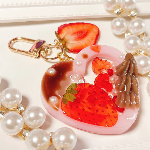 いちご☆パフェ555☆リメイク☆ぷっくりハートキーホルダー４個セット いちごプリンパフェ◇ハートシェイカー シャカシャカキーホルダー